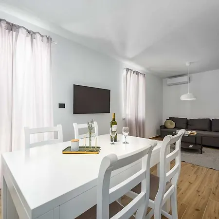 App Marina Apartment *